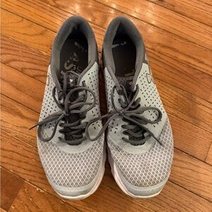 Under Armour Men's Light Gray Athletic Shoes